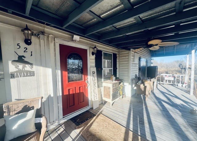 3-bedroom rental at 521 Cr 7713 #1 in Devine, TX — photo 3