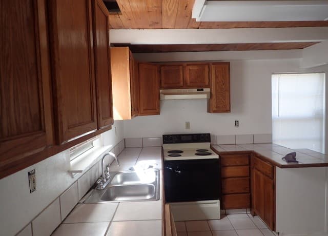 2-bedroom rental at 3351 County Road 265 in Mico, TX — photo 4