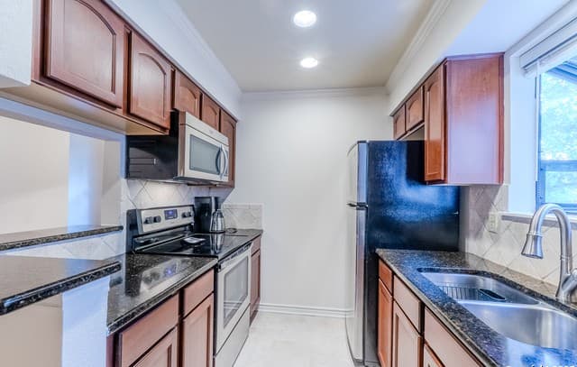 2-bedroom rental at 10955 Wurzbach Rd. Unit 1007 in San Antonio, TX — photo 2