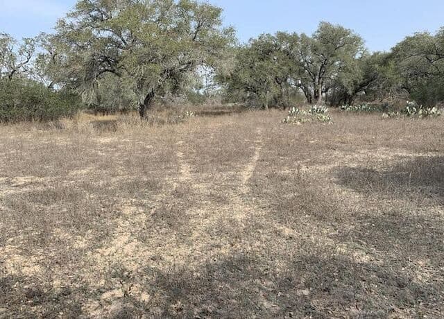 rental at 00 Cr 6719 in Natalia, TX — photo 4
