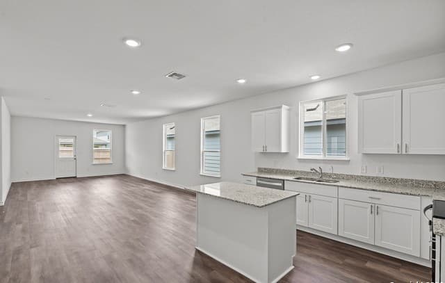 4-bedroom rental at 8232 Smithers Ave in San Antonio, TX — photo 3