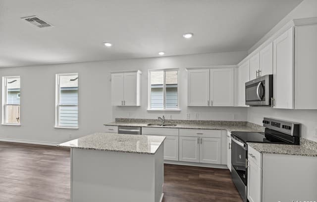 4-bedroom rental at 8232 Smithers Ave in San Antonio, TX — photo 5