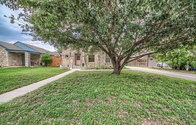 2-bedroom rental at 281 W Mariposa in San Antonio, TX — photo 2