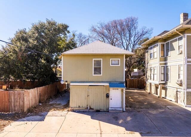 rental at 124 E Ashby Pl in San Antonio, TX — photo 4