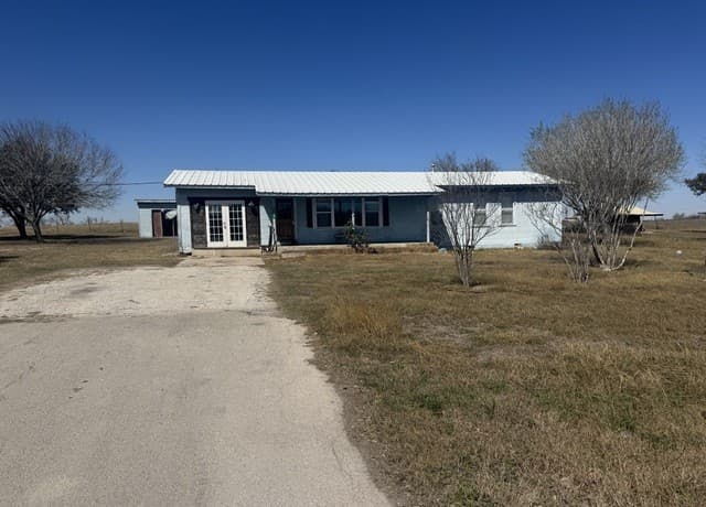 4-bedroom rental at 1325 Sh-80 in Karnes, TX — photo 2