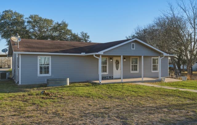 3-bedroom rental at 7924 County Road 128 in Floresville, TX — photo 2