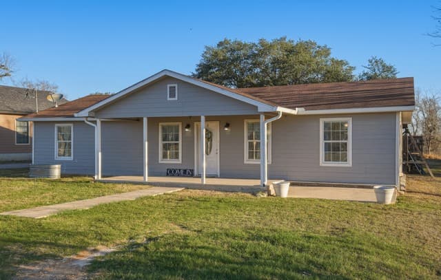 3-bedroom rental at 7924 County Road 128 in Floresville, TX — photo 3