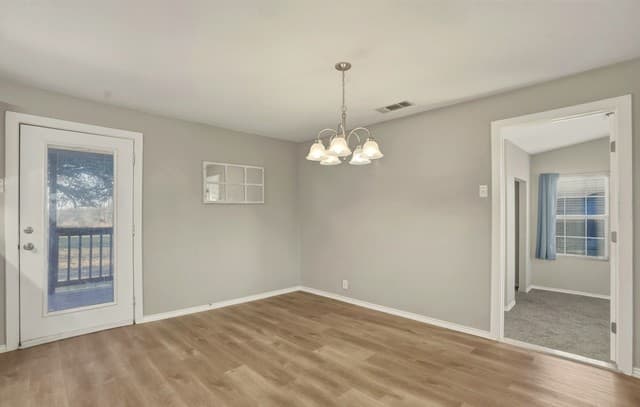 3-bedroom rental at 7924 County Road 128 in Floresville, TX — photo 5