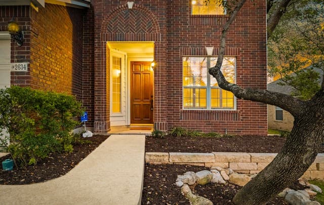 3-bedroom rental at 2634 Lakehills St in San Antonio, TX — photo 2