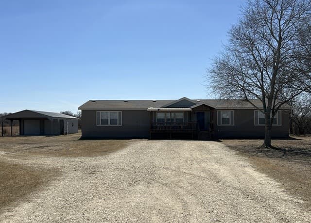 4-bedroom rental at 376 County Road 5702 in Natalia, TX — photo 1