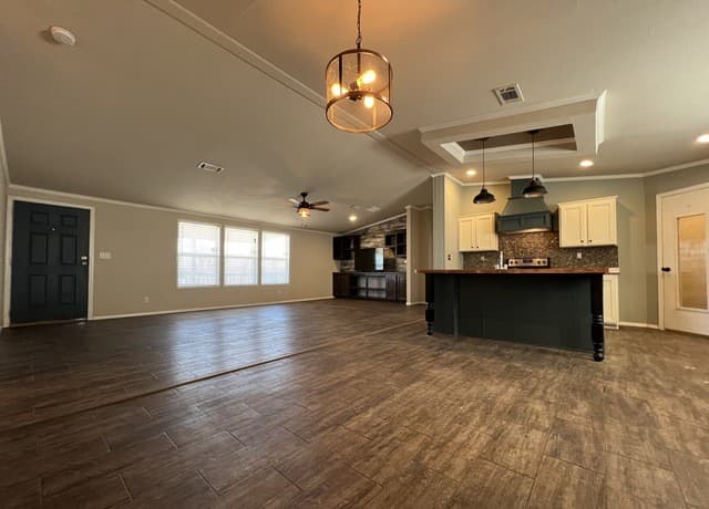 4-bedroom rental at 376 County Road 5702 in Natalia, TX — photo 2