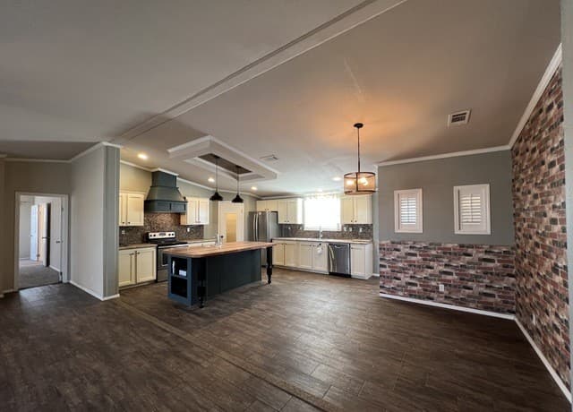 4-bedroom rental at 376 County Road 5702 in Natalia, TX — photo 3