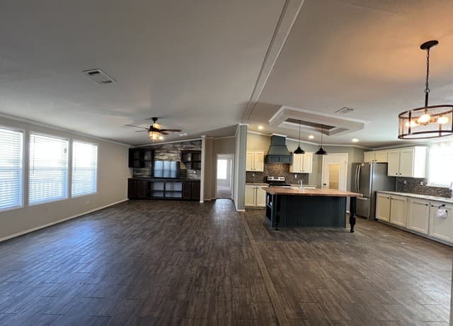 4-bedroom rental at 376 County Road 5702 in Natalia, TX — photo 4