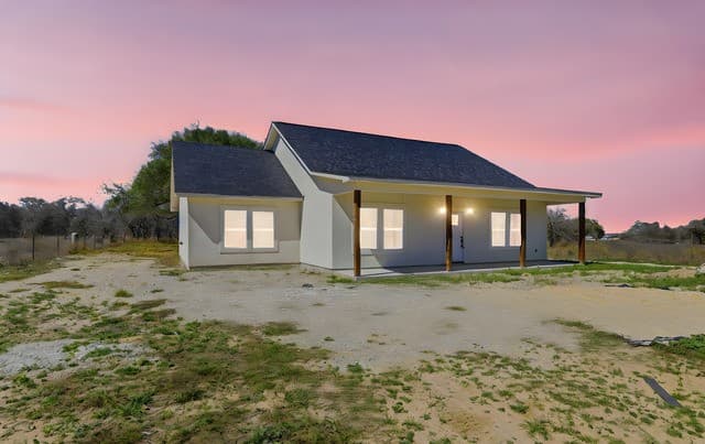 3-bedroom rental at 374 County Road 124 in Floresville, TX — photo 1