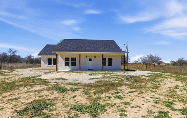 3-bedroom rental at 374 County Road 124 in Floresville, TX — photo 2