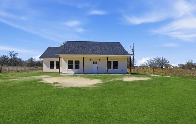 3-bedroom rental at 374 County Road 124 in Floresville, TX — photo 3
