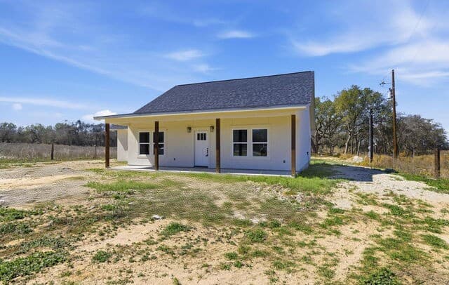 3-bedroom rental at 374 County Road 124 in Floresville, TX — photo 4