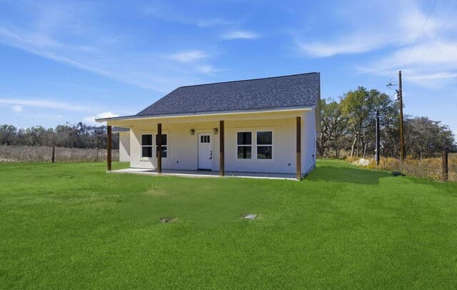 3-bedroom rental at 374 County Road 124 in Floresville, TX — photo 5