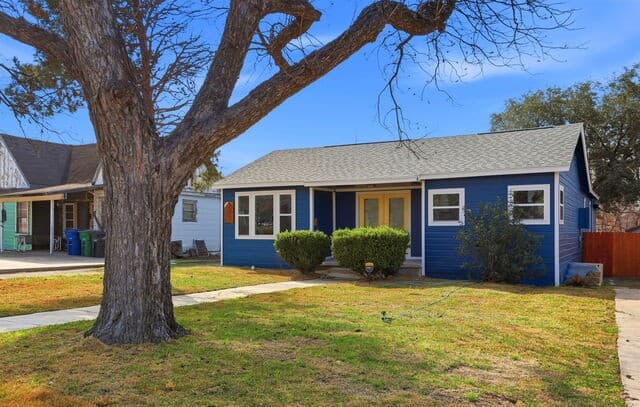 3-bedroom rental at 2038 W Woodlawn in San Antonio, TX — photo 1