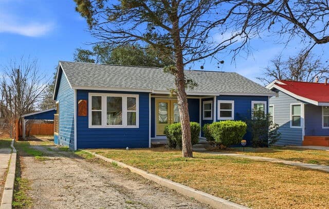 3-bedroom rental at 2038 W Woodlawn in San Antonio, TX — photo 2