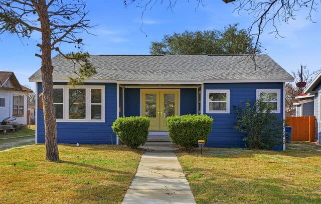 3-bedroom rental at 2038 W Woodlawn in San Antonio, TX — photo 3