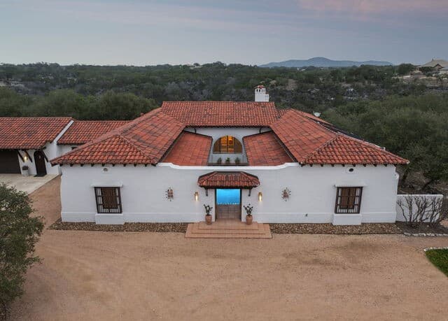 4-bedroom rental at 2835 Palomino Springs in Bandera, TX — photo 2