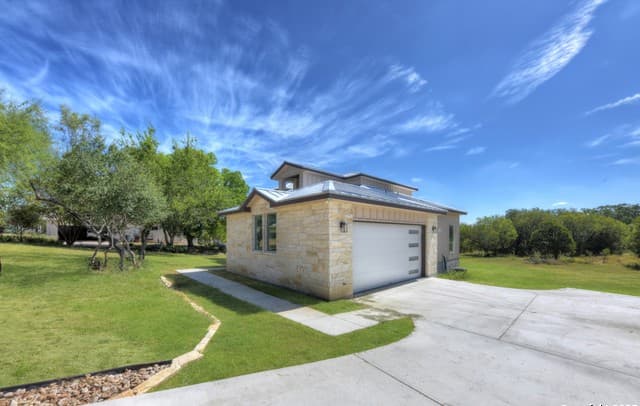 3-bedroom rental at 105 River Bluff in Castroville, TX — photo 2