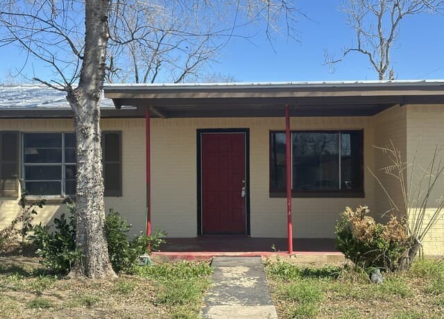 3-bedroom rental at 237 Kelly st in Poteet, TX — photo 2