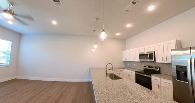 2-bedroom rental at 330 E Carson Unit 3101 in San Antonio, TX — photo 2