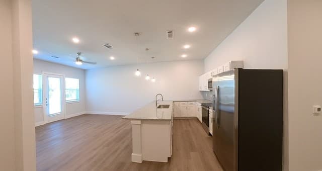 2-bedroom rental at 330 E Carson Unit 3102 in San Antonio, TX — photo 4