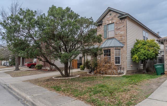 3-bedroom rental at 11211 Ancient Coach in San Antonio, TX — photo 2