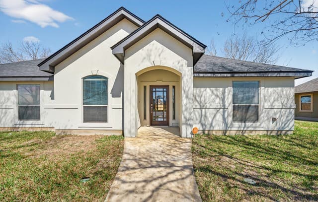 3-bedroom rental at 1768 Stonehaven in Pleasanton, TX — photo 2