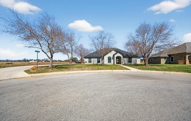 3-bedroom rental at 1768 Stonehaven in Pleasanton, TX — photo 4
