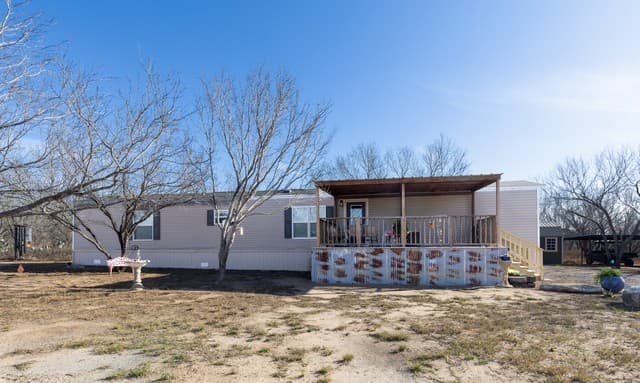 5-bedroom rental at 869 & 873 County Road 773 in Devine, TX — photo 2