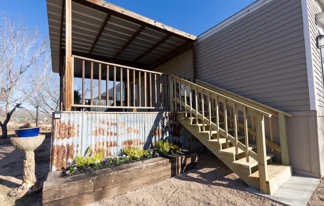 5-bedroom rental at 869 & 873 County Road 773 in Devine, TX — photo 3