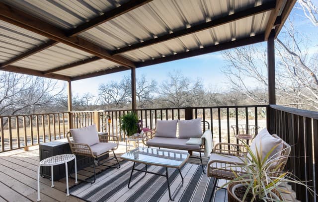 5-bedroom rental at 869 & 873 County Road 773 in Devine, TX — photo 4