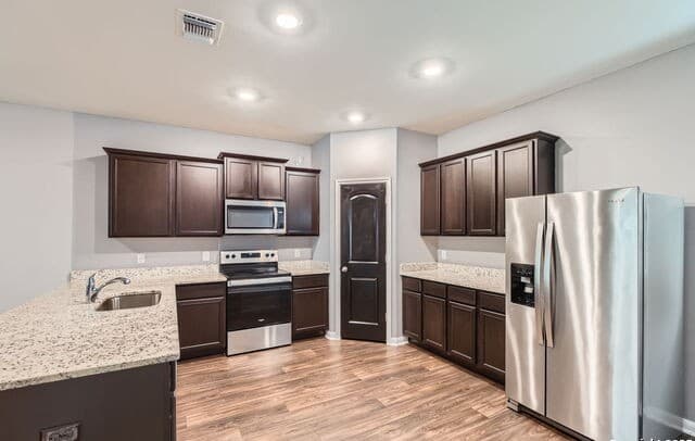 5-bedroom rental at 11846 Latour Vly in San Antonio, TX — photo 5