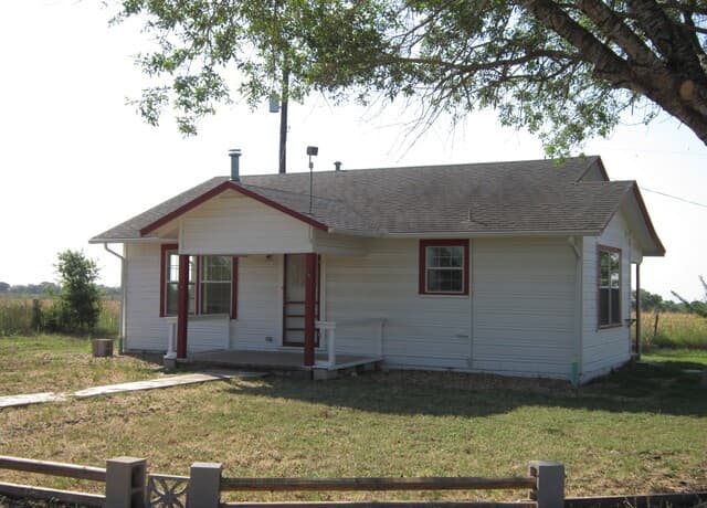 2-bedroom rental at 4111 Stapper Rd in St Hedwig, TX — photo 1