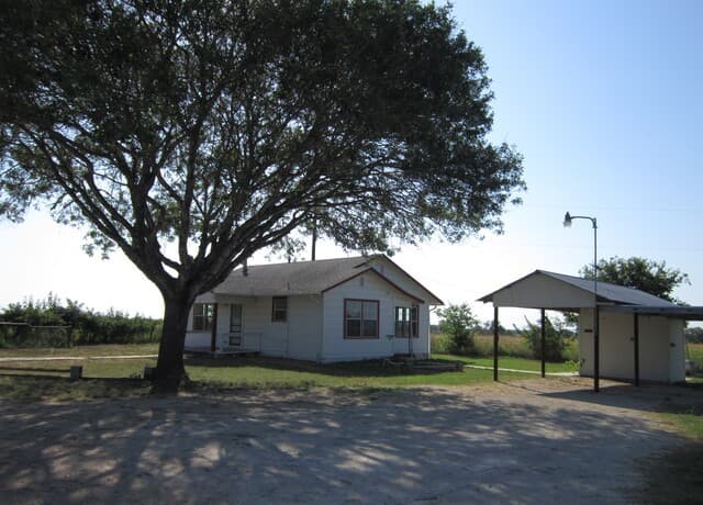 2-bedroom rental at 4111 Stapper Rd in St Hedwig, TX — photo 3