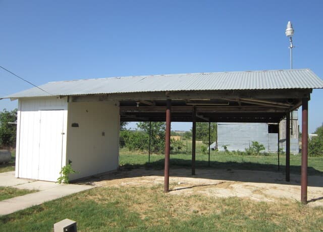 2-bedroom rental at 4111 Stapper Rd in St Hedwig, TX — photo 4