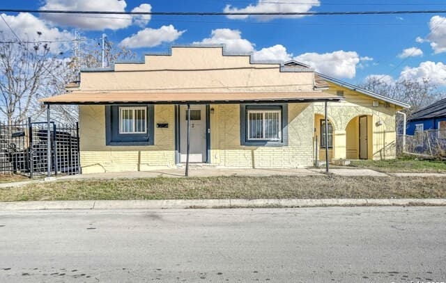 rental at 1114 S San Marcos in San Antonio, TX — photo 1