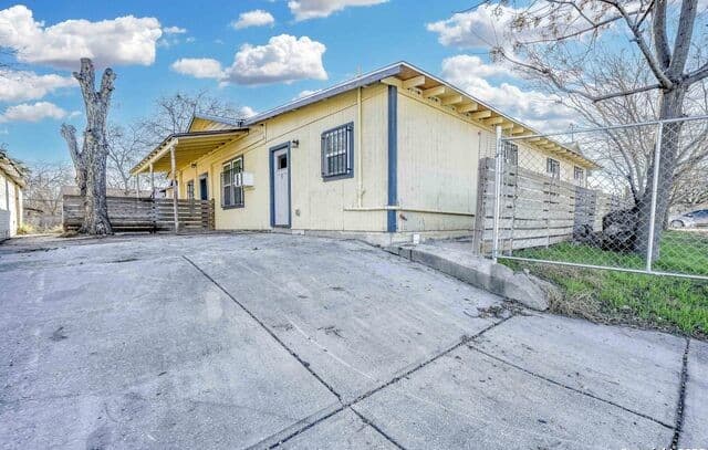 rental at 1114 S San Marcos in San Antonio, TX — photo 2