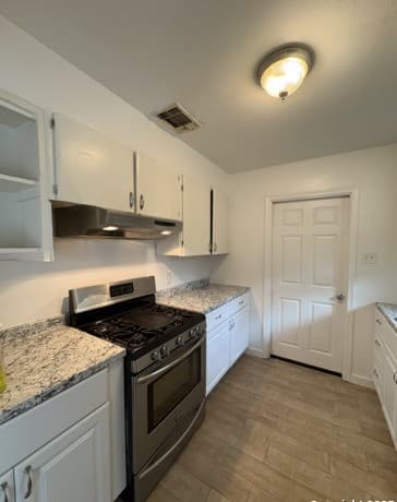 3-bedroom rental at 355 Cresham in San Antonio, TX — photo 2