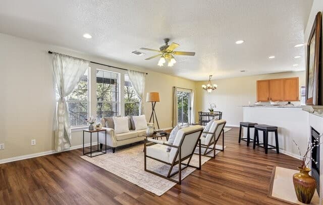 5-bedroom rental at 530 Mesa Loop in San Antonio, TX — photo 4