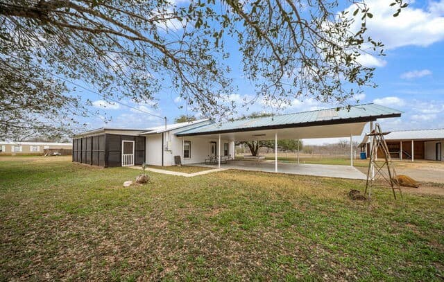 1-bedroom rental at 421 Coughran in Pleasanton, TX — photo 2