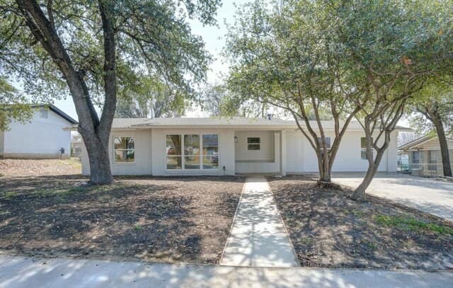 4-bedroom rental at 322 E Rampart Dr in San Antonio, TX — photo 2