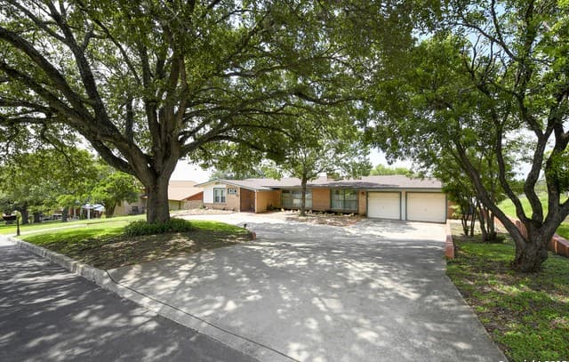 5-bedroom rental at 222 Highview in San Antonio, TX — photo 1