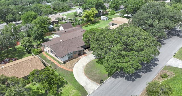 5-bedroom rental at 222 Highview in San Antonio, TX — photo 3
