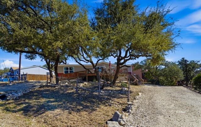 3-bedroom rental at 733 Private Road 1507 in Bandera, TX — photo 3