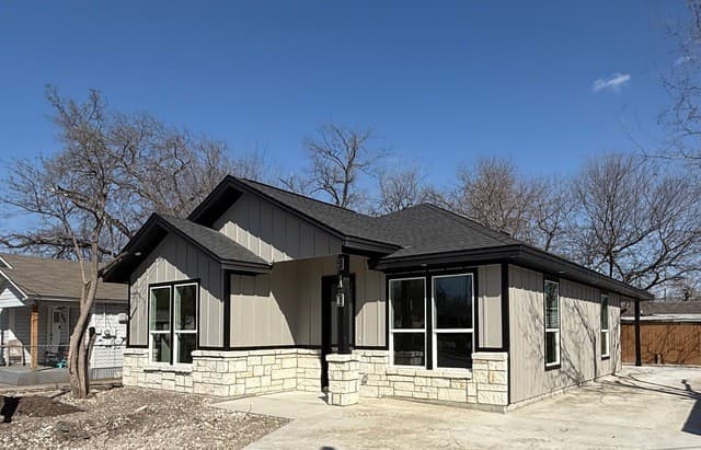3-bedroom rental at 810 S San Eduardo Ave. in San Antonio, TX — photo 2